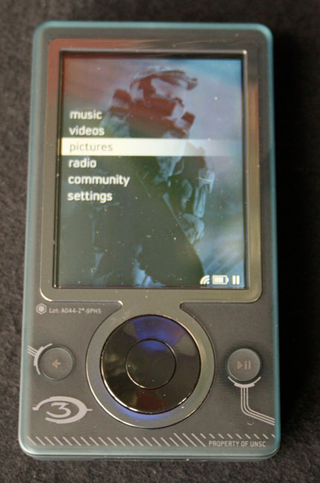 Illustration for article titled First Pics of the Zune Halo 3 Special Edition